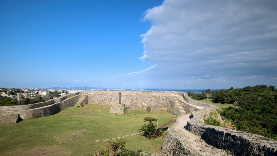 沖繩, 蜜月旅行, 旅遊指南, 景點推薦, 國際通, 美國村, 首里城, 海洋博公園, 古宇利島, 青之洞窟, 萬座毛, 購物中心, 文化體驗, 海灘, 歷史遺跡, 自然景觀, 美食, 浪漫, 婚紗攝影