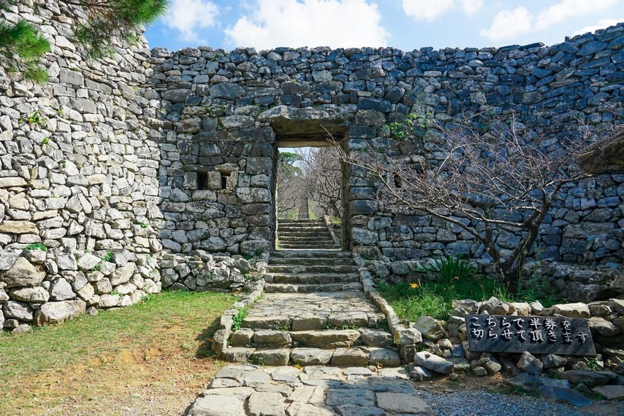 沖繩, 蜜月旅行, 旅遊指南, 景點推薦, 國際通, 美國村, 首里城, 海洋博公園, 古宇利島, 青之洞窟, 萬座毛, 購物中心, 文化體驗, 海灘, 歷史遺跡, 自然景觀, 美食, 浪漫, 婚紗攝影