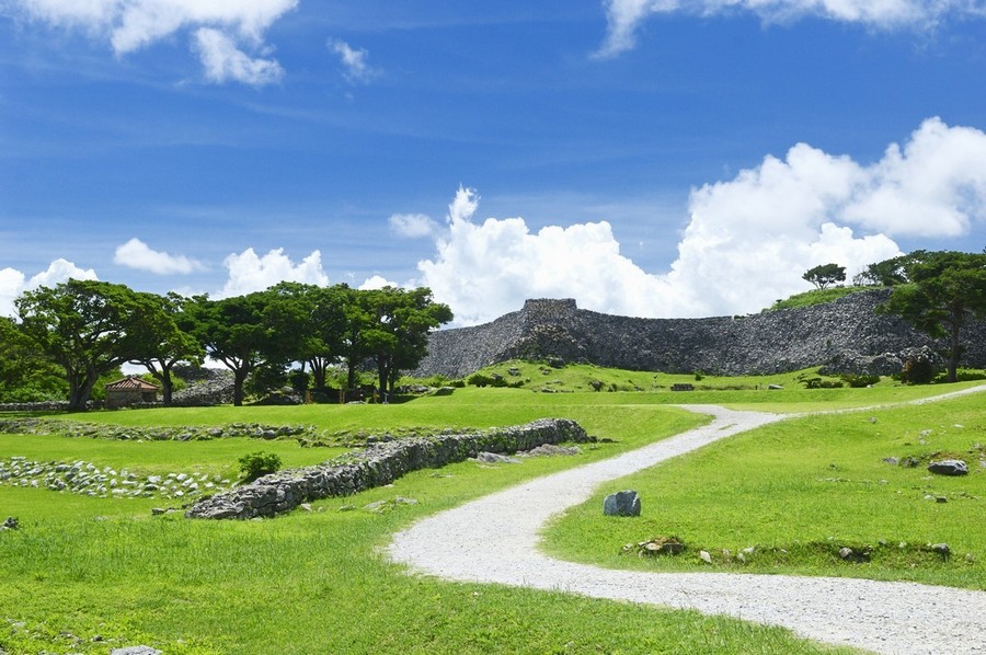 沖繩, 蜜月旅行, 旅遊指南, 景點推薦, 國際通, 美國村, 首里城, 海洋博公園, 古宇利島, 青之洞窟, 萬座毛, 購物中心, 文化體驗, 海灘, 歷史遺跡, 自然景觀, 美食, 浪漫, 婚紗攝影