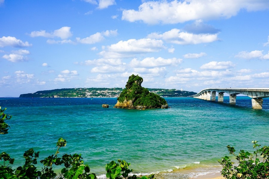 沖繩, 蜜月旅行, 旅遊指南, 景點推薦, 國際通, 美國村, 首里城, 海洋博公園, 古宇利島, 青之洞窟, 萬座毛, 購物中心, 文化體驗, 海灘, 歷史遺跡, 自然景觀, 美食, 浪漫, 婚紗攝影