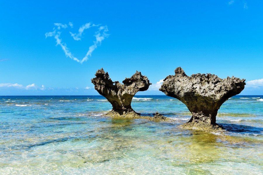 沖繩, 蜜月旅行, 旅遊指南, 景點推薦, 國際通, 美國村, 首里城, 海洋博公園, 古宇利島, 青之洞窟, 萬座毛, 購物中心, 文化體驗, 海灘, 歷史遺跡, 自然景觀, 美食, 浪漫, 婚紗攝影