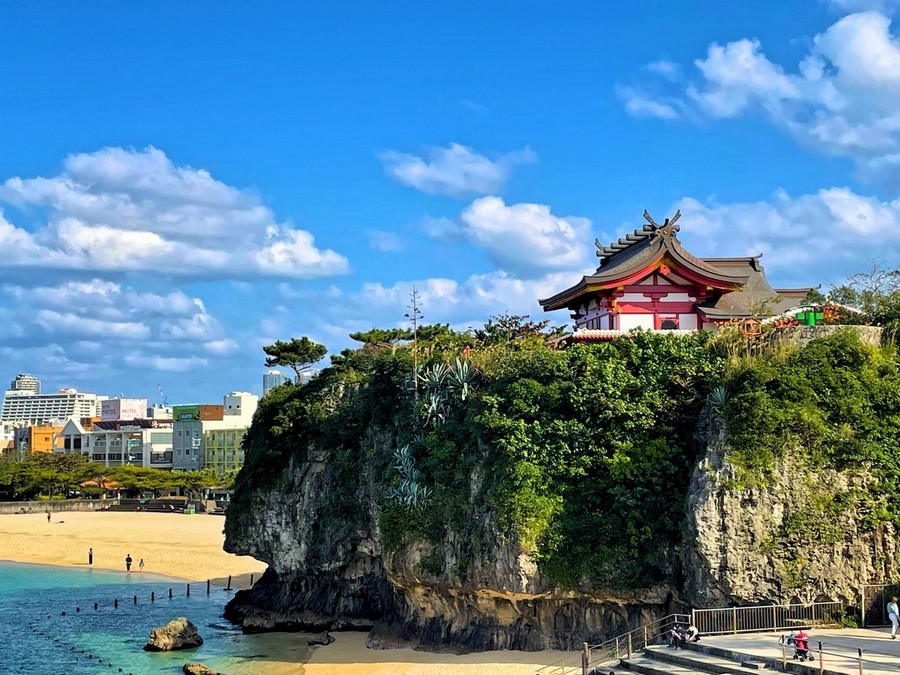 沖繩, 蜜月旅行, 旅遊指南, 景點推薦, 國際通, 美國村, 首里城, 海洋博公園, 古宇利島, 青之洞窟, 萬座毛, 購物中心, 文化體驗, 海灘, 歷史遺跡, 自然景觀, 美食, 浪漫, 婚紗攝影