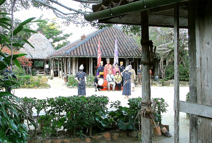 沖繩, 蜜月旅行, 旅遊指南, 景點推薦, 國際通, 美國村, 首里城, 海洋博公園, 古宇利島, 青之洞窟, 萬座毛, 購物中心, 文化體驗, 海灘, 歷史遺跡, 自然景觀, 美食, 浪漫, 婚紗攝影