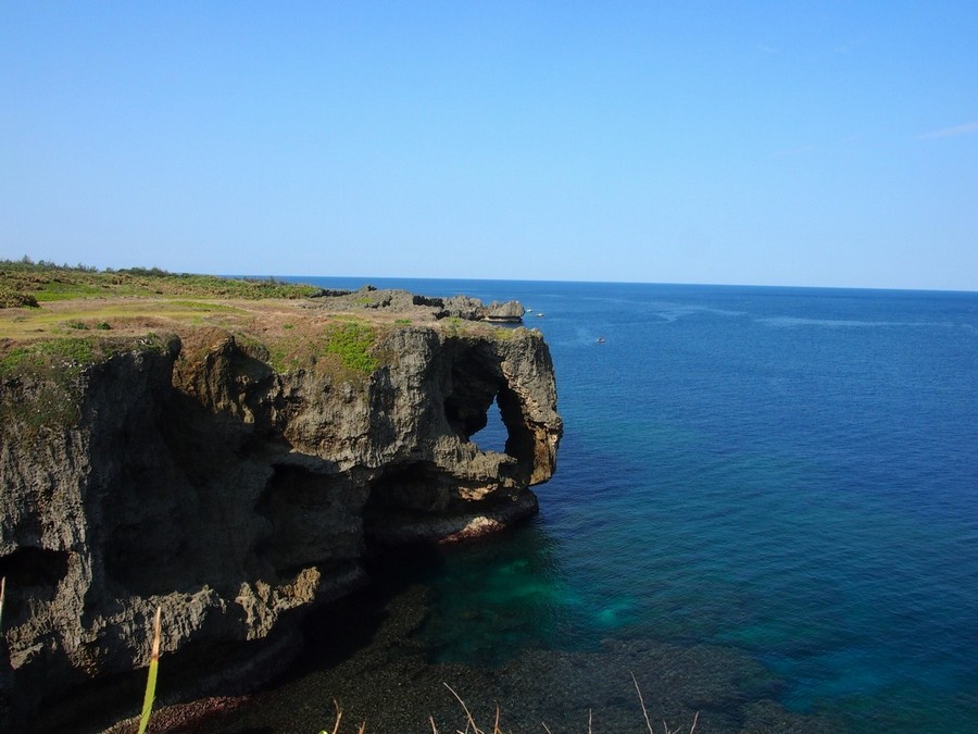 沖繩, 蜜月旅行, 旅遊指南, 景點推薦, 國際通, 美國村, 首里城, 海洋博公園, 古宇利島, 青之洞窟, 萬座毛, 購物中心, 文化體驗, 海灘, 歷史遺跡, 自然景觀, 美食, 浪漫, 婚紗攝影