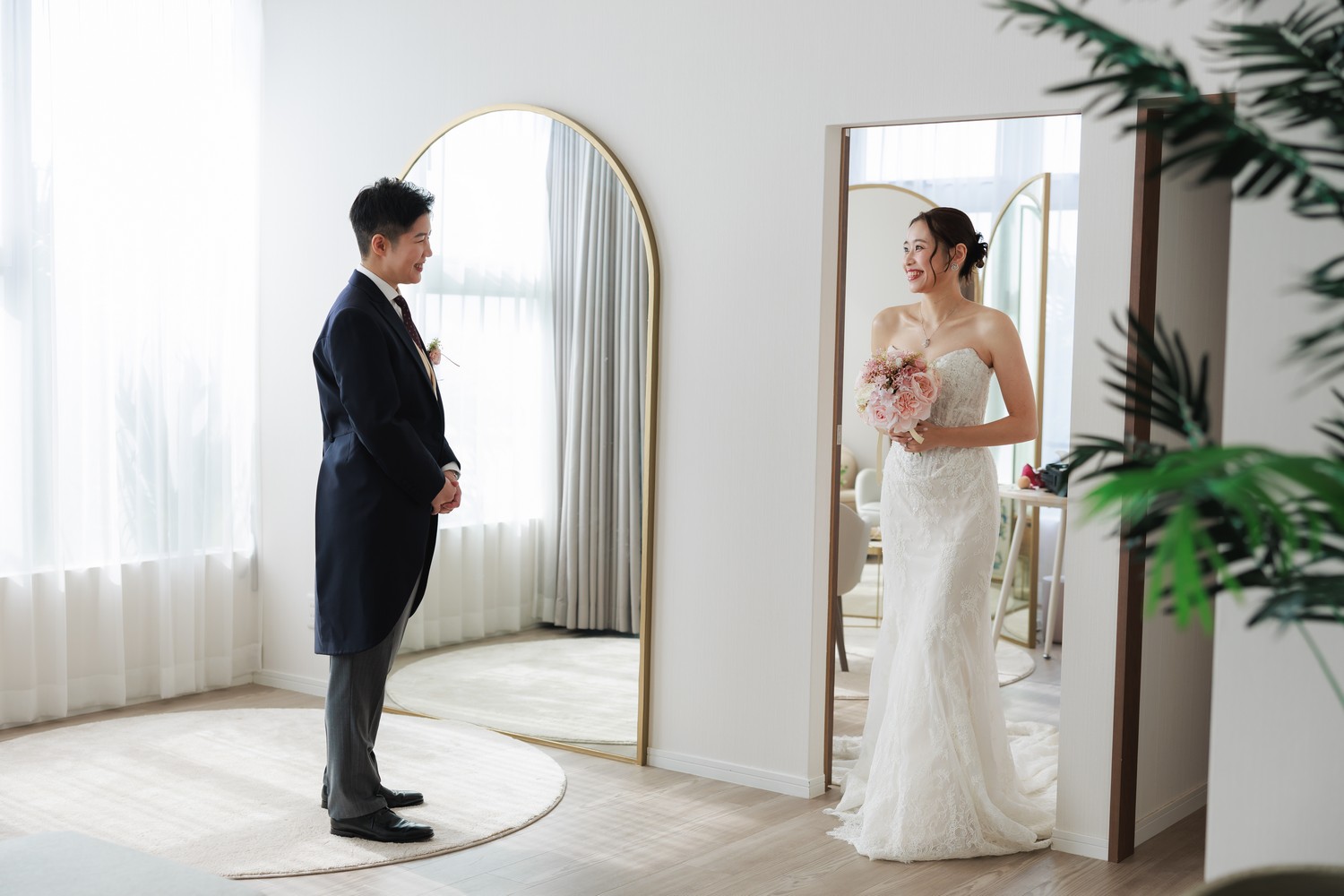 海外彩虹婚禮紀錄，兩位新人在異地交換誓言的畫面